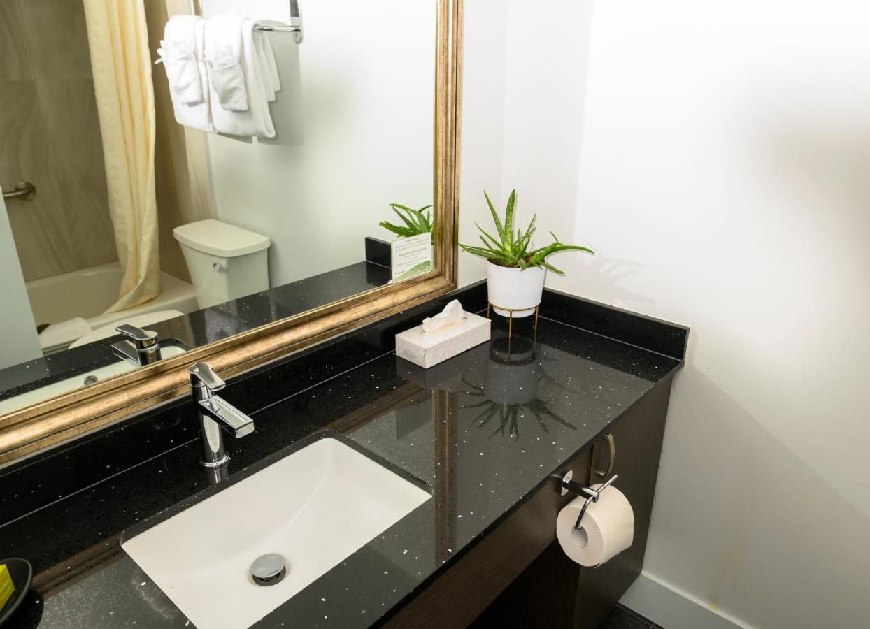 Oceanfront Suites At Коуичан Бей Екстериор снимка