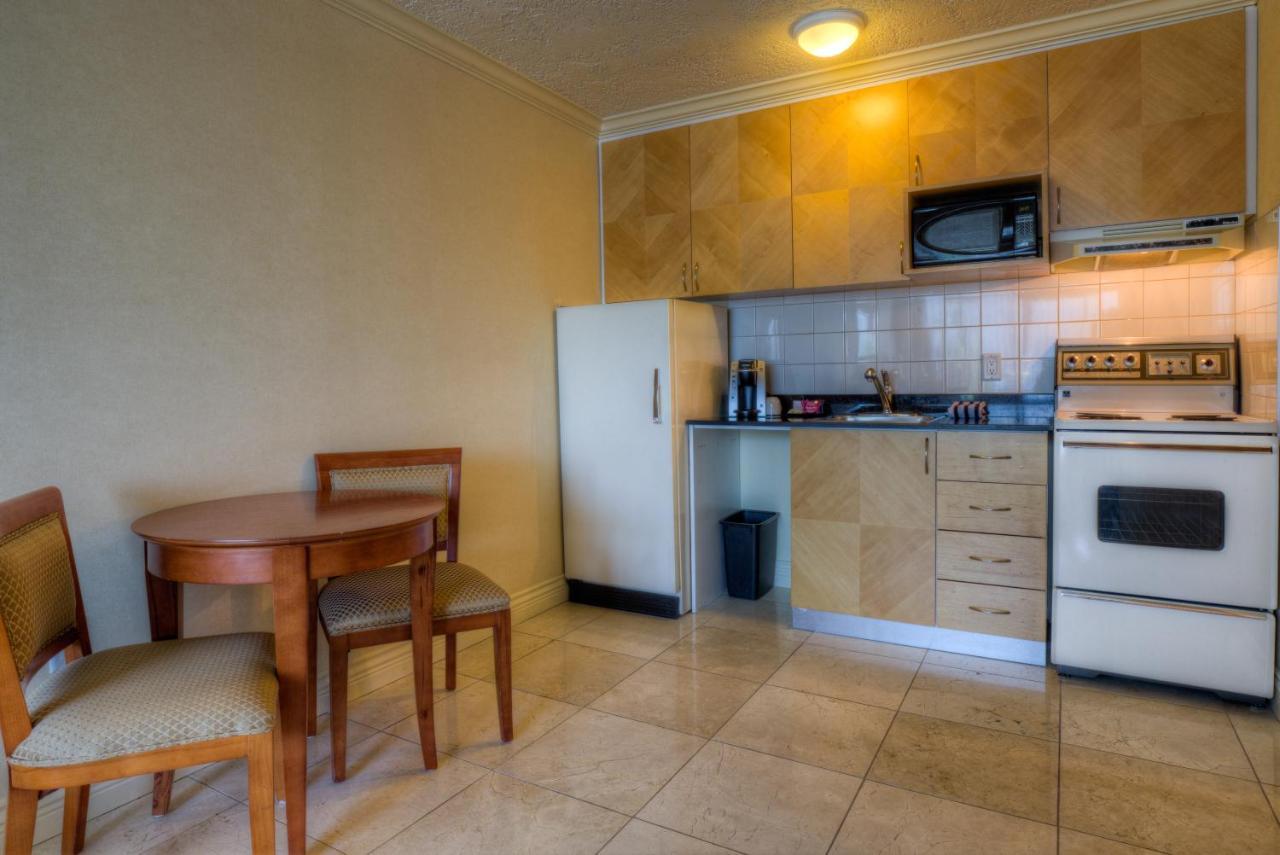 Oceanfront Suites At Коуичан Бей Екстериор снимка